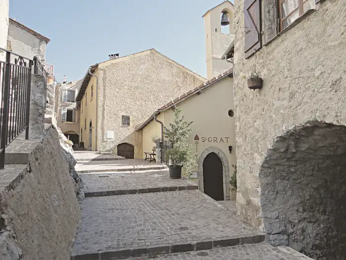Une rue, à côté de la chapelle Saint-Grat, à Ilonse