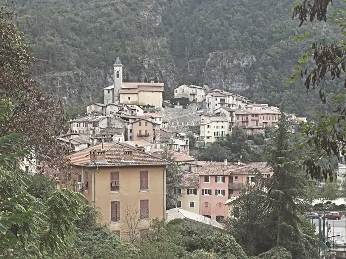 Vue du village de Lantosque depuis le Pivol