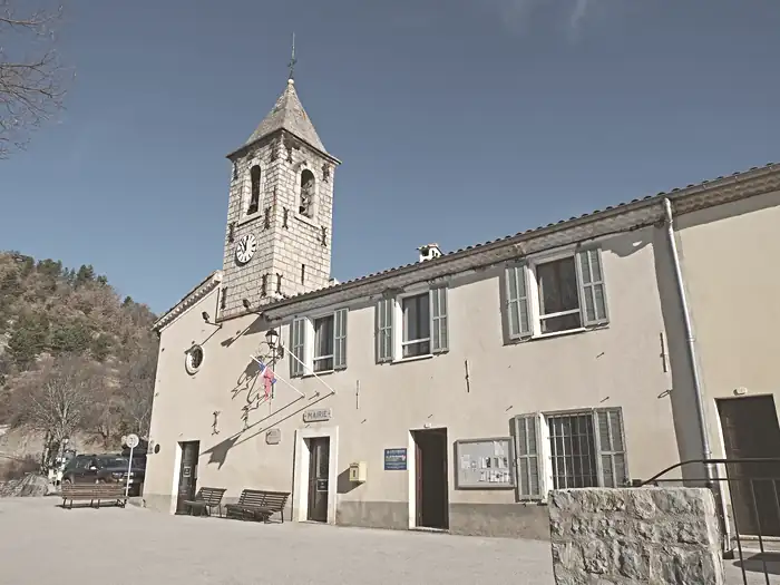 L'église et la mairie de Lieuche