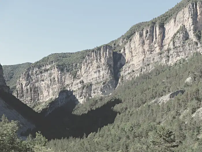 Falaise depuis la place de Lieuche