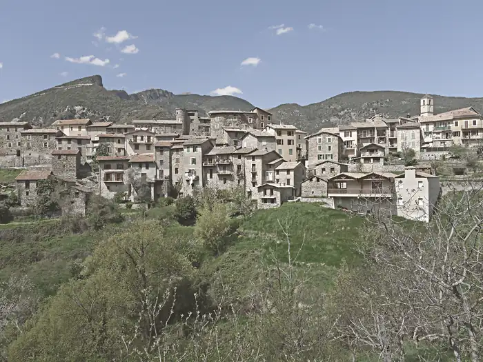 Vue orientée ouest sur le village de Marie