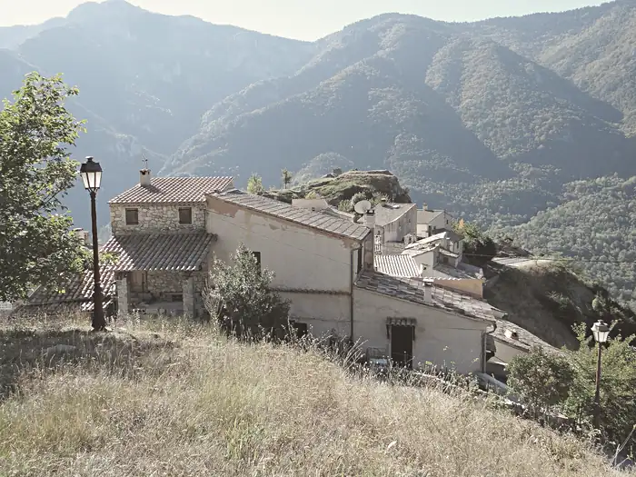 Vue du village et de la motte où se trouvait le château féodal, au Mas