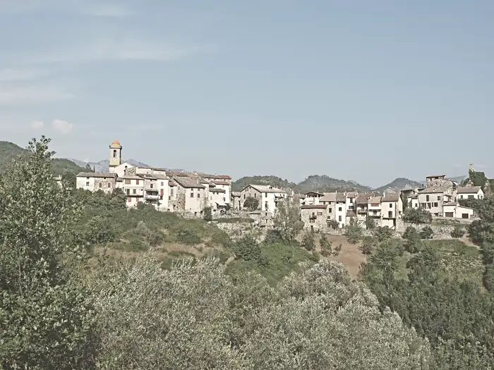 Vue du village de Massoins depuis le quartier Saint-Bastien