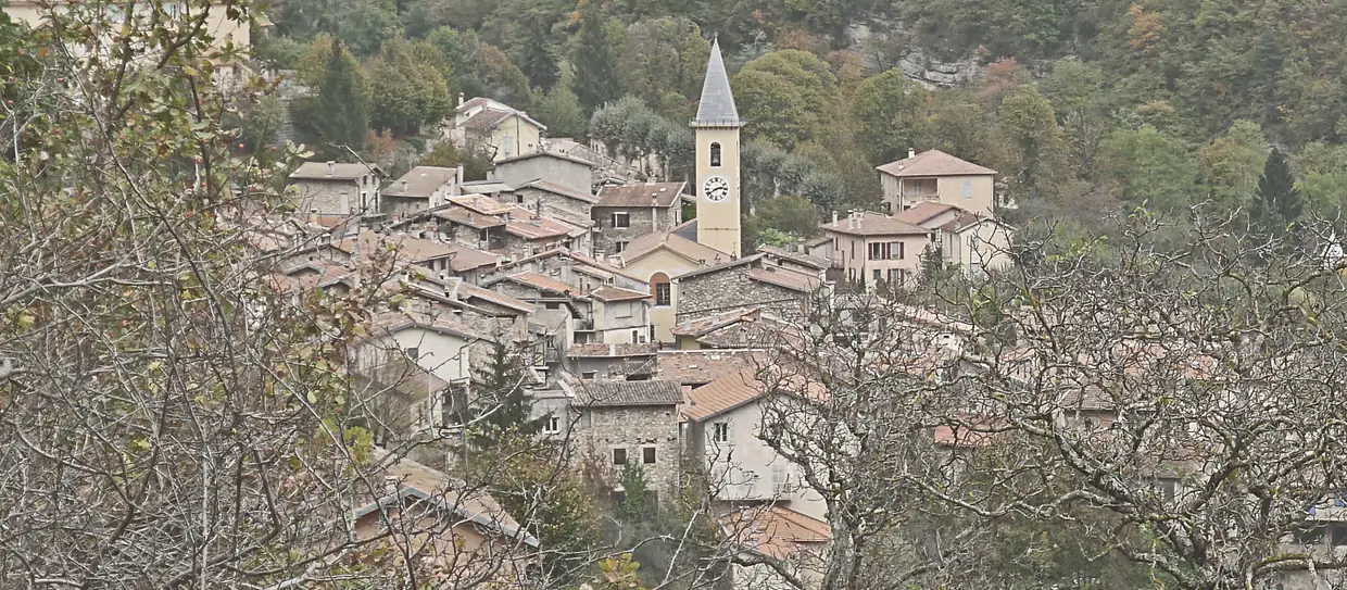 Vue du village de Moulinet depuis Saint-Michel trail