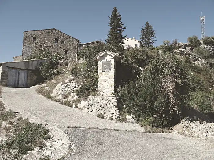 Oratoire à la sortie du village, aux Mujouls