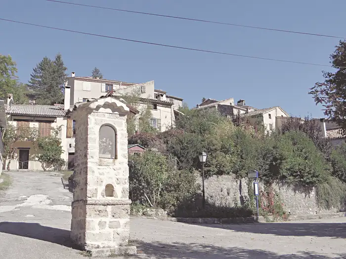 Oratoire à l'entrée du village, aux Mujouls
