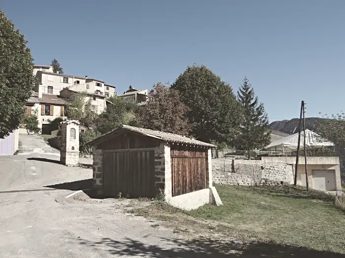 Entrée du village, aux Mujouls