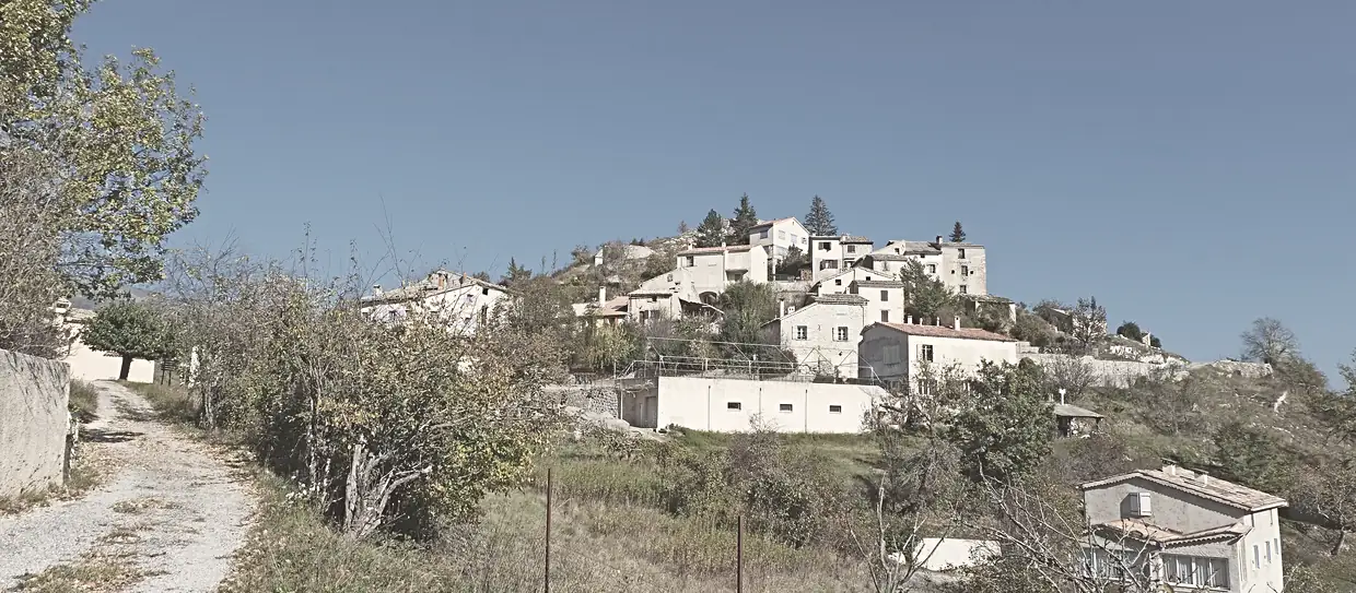 Vue du village des Mujouls depuis la rue des Pommiers