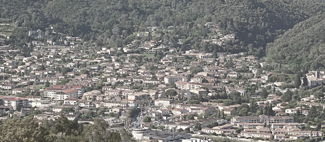 Vue du village de Pégomas depuis la piste DFCI des Harkis