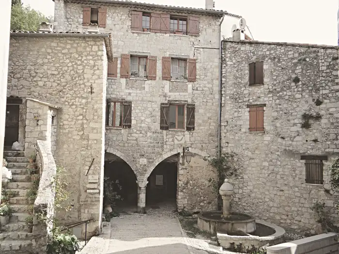 Place Lascaris, à Peille