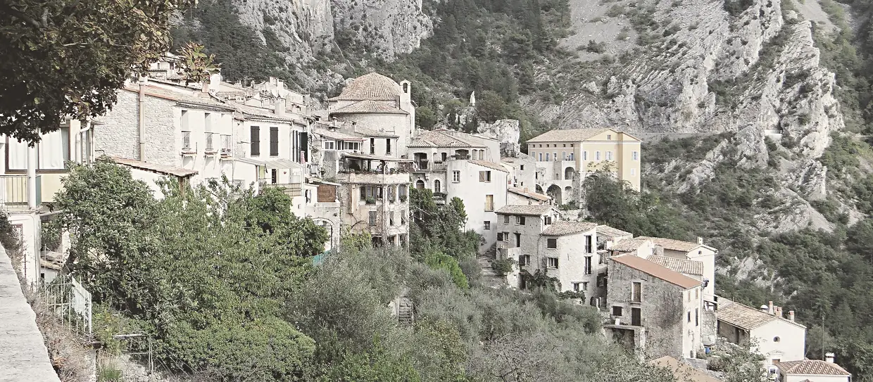 Le village vu de la chapelle Saint-Roch, à Peille