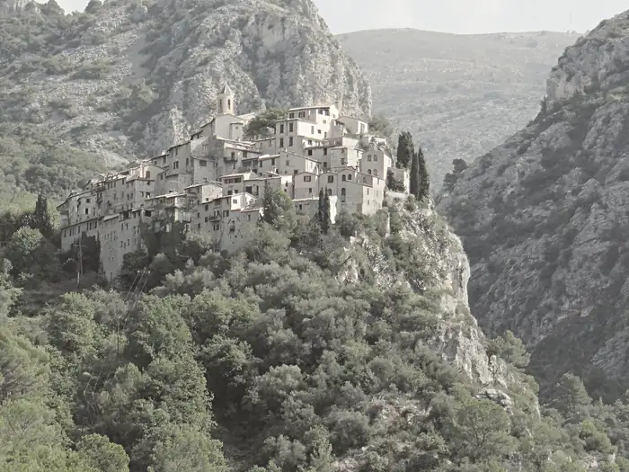Le village au-dessus de la vallée, à Peillon