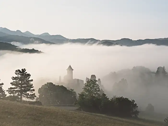 Chapelle Notre-Dame du Plan et val du Chanan dans la brume du matin, à La Penne