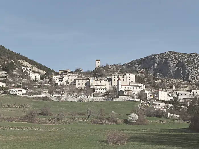 Vue du village de La Penne depuis la route du Chanan