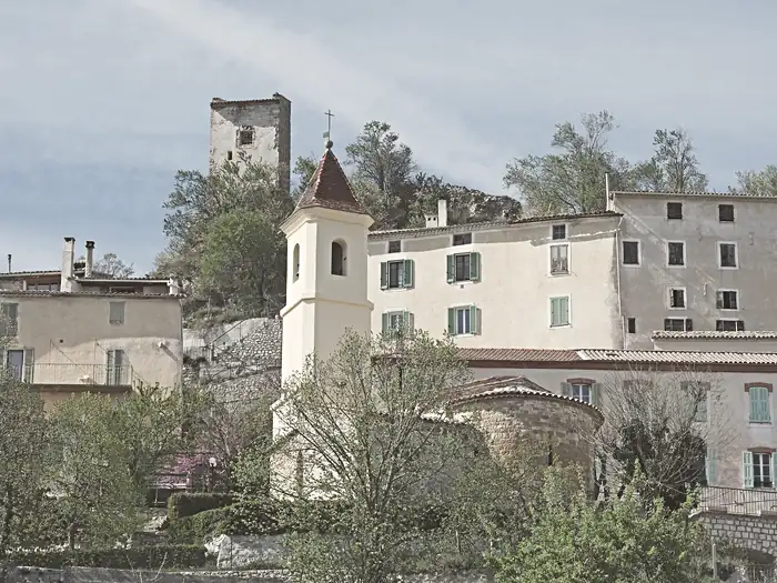 Vue printanière du village de La Penne depuis la route de la Para