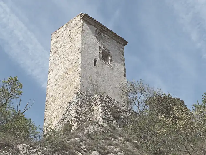 Vue printanière du pigeonnier de La Penne