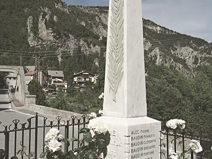 Monument aux morts de Péone