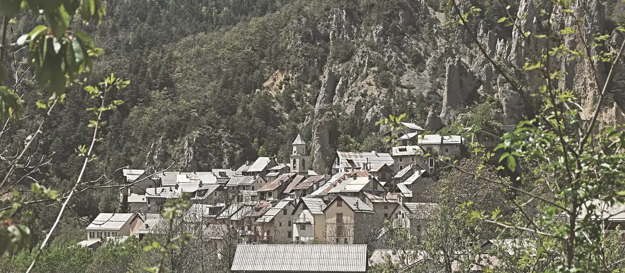 Vue sur le village de Péone en descendant de Valberg