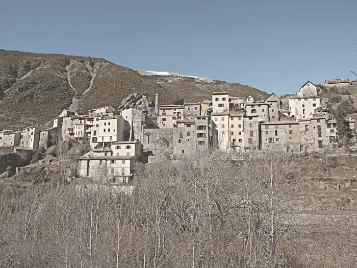 Vue du village de Pierlas depuis le flanc sud du vallon de Coulié