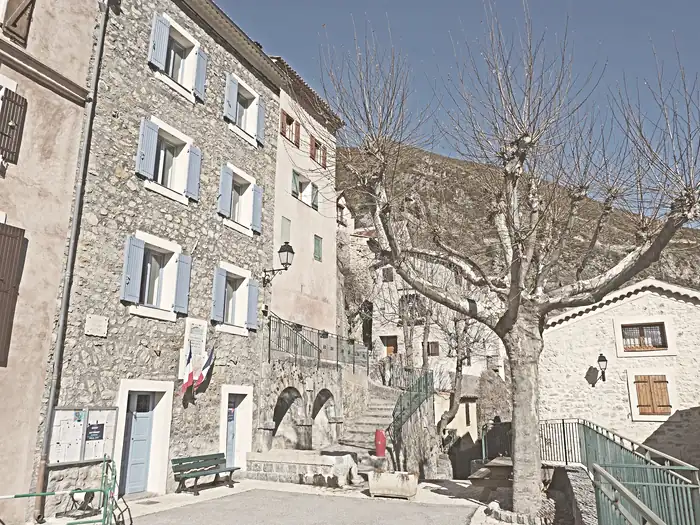 Vue orientée est dans la place Émilien Alzéal, à Pierlas
