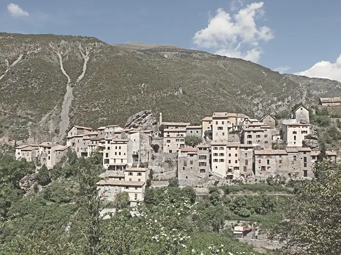 Vue du village de Pierlas depuis le flanc sud du vallon de Coulié (au printemps)
