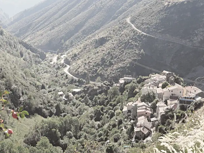 Vue d'ensemble du village, à Pierlas