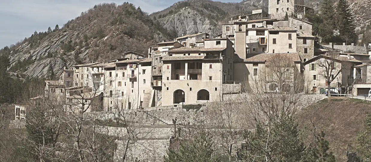 Vue du village de Puget-Rostang depuis le sentier Sainte-Catherine