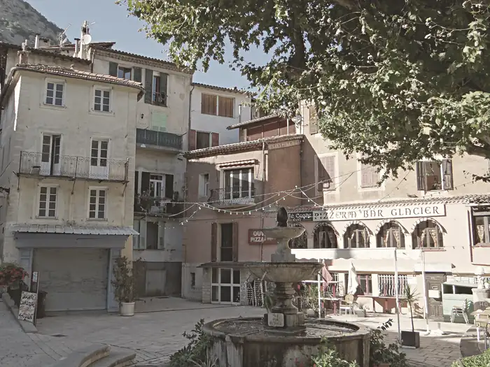 Place Adolphe-Conil, à Puget-Théniers