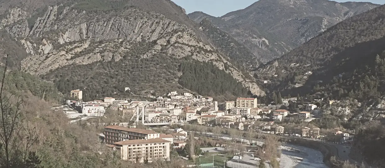 Vue sur le village de Puget-Théniers en grimpant vers le col de Saint-Raphaël