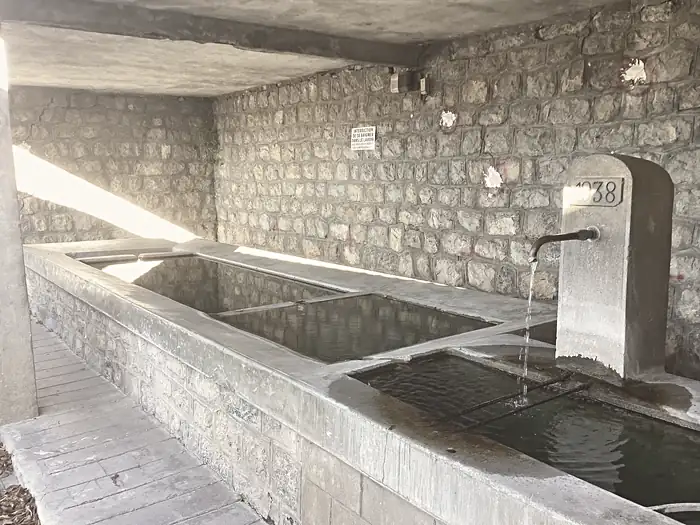 Lavoir de Revest-les-Roches en décembre 2025