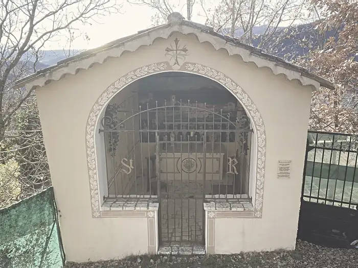 Façade de la chapelle saint-Roch de Revest-les-Roches en 2025
