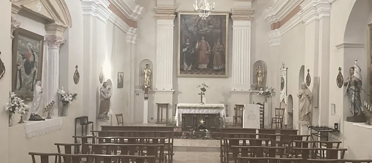 Intérieur de l’église Saint-Laurent de Revest-les-Roches en 2025, depuis la nef