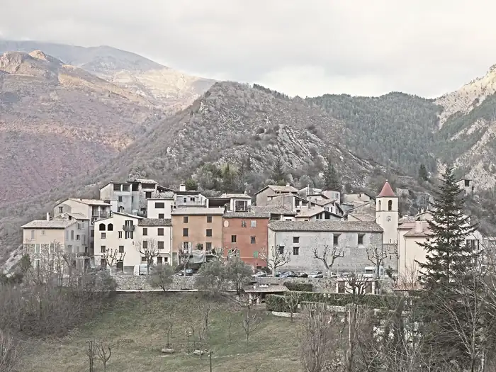 Vue du village de Rigaud en descendant du plateau de Dina