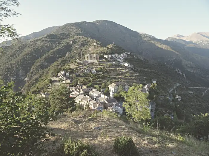 Vue d'ensemble de Rimplas en se dirigeant vers l'ouvrage de Rimplas