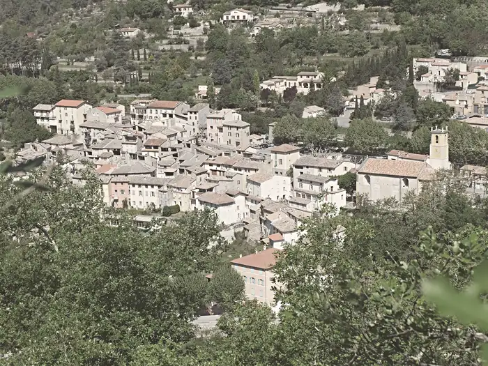 Vue du village de Roquestéron depuis la crête au sud-est