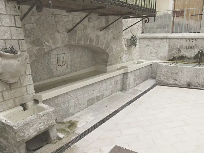 Fontaine-lavoir du village de Roquestéron (Alpes-Maritimes)