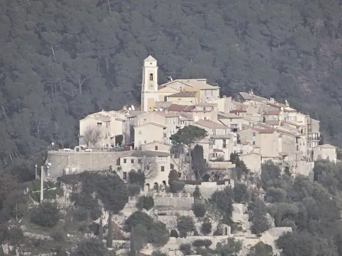 Le village vu du Broc, à La Roquette-sur-Var