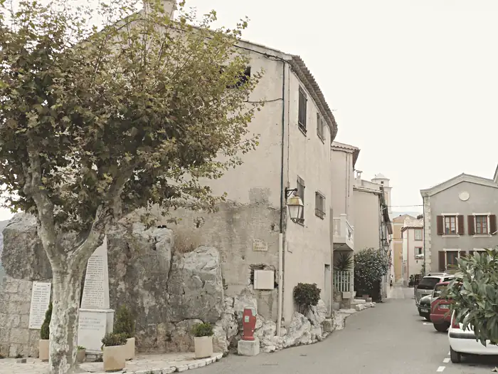 Place du Portalet et monuments aux Morts, à La Roquette-sur-Var