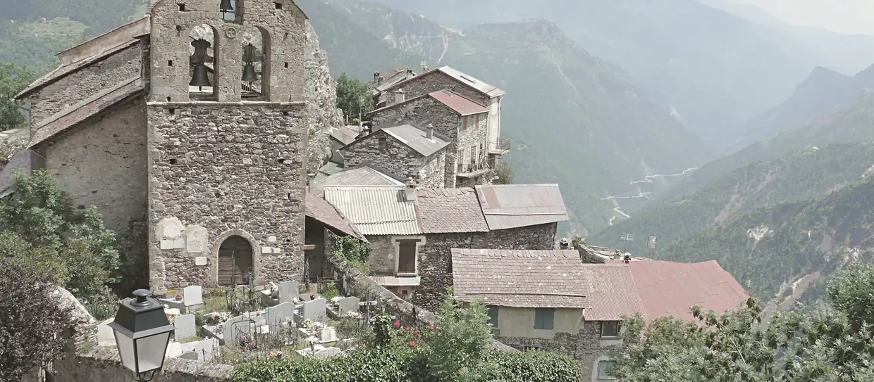 L'église et le village dominant la vallée de la Tinée, à Roure