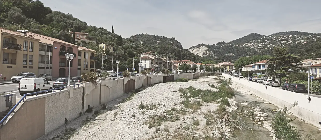 Vue du village de Saint-André-de-la-Roche traversé par la Banquière