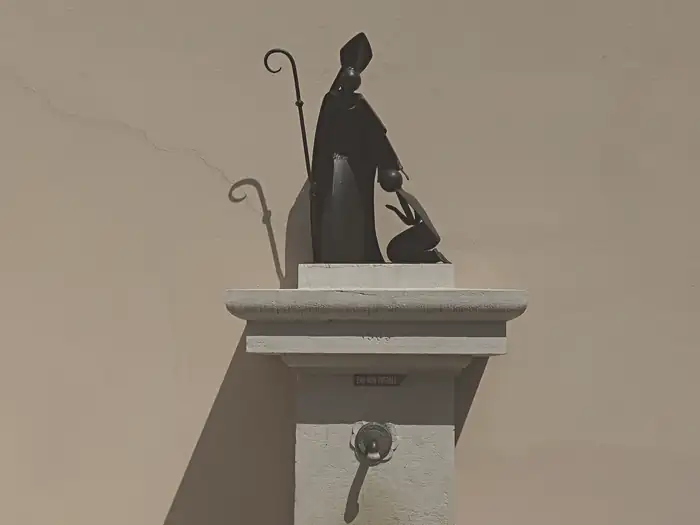 Fontaine contre l'église, à Saint-Blaise