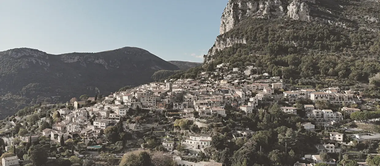 Vue de Saint-Jeannet (Alpes-Maritimes, France), surplombé par le Baou de Saint-Jeannet