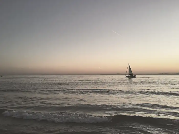 Sunset at the beach in St. Laurent du Var, à Saint-Laurent-du-Var