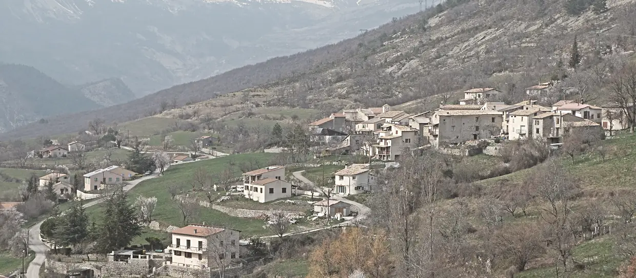 Vue du village de Saint-Léger en venant du col éponyme