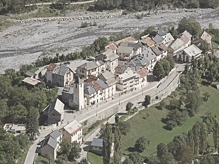 Vue du village de Saint-Martin-d’Entraunes depuis la route du col des Champs