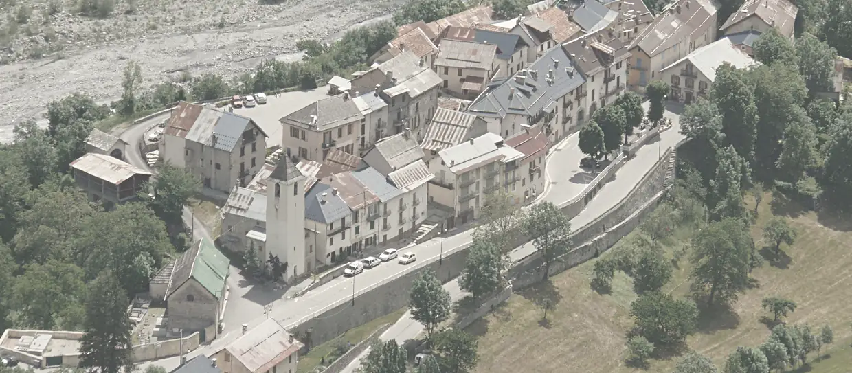 Vue du village à partir de la route du col des Champs, à Saint-Martin-d'Entraunes