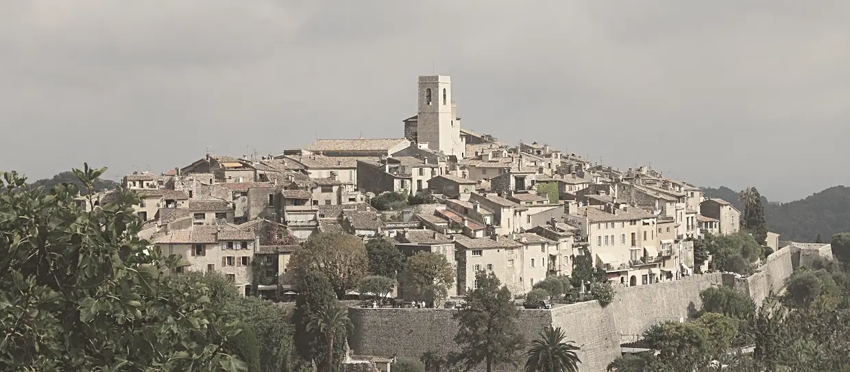 Panorama de St-Paul-de-Vence depuis le chemin de Sainte-Claire en août 2012, PACA, France, à Saint-Paul-de-Vence