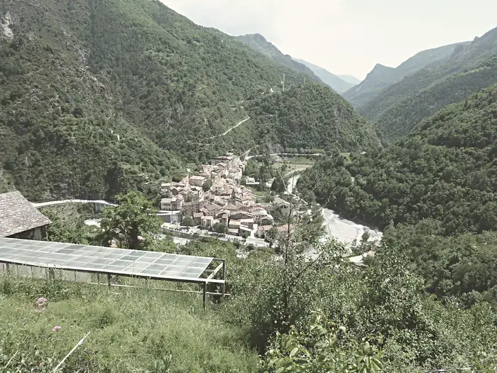 Little village nestled in an narrow valley, à Saint-Sauveur-sur-Tinée