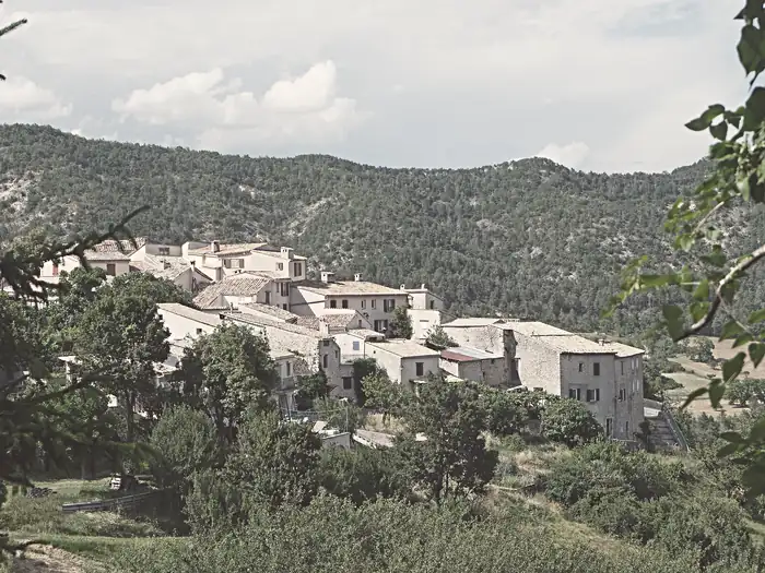 Vue du village de Sallagriffon depuis la route de la Vignasse (été, fin d’après-midi)