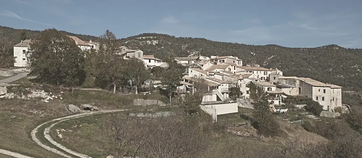 Vue du village de Sallagriffon juste en-dessous de la route de la Vignasse